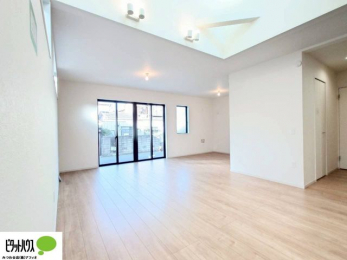 ���r���O�@���R�����������ޒg���ȃ��r���O�B��������ɂ͓Ǐ��₨���Q�ł����Ȃ���̂�т�Ɖ߂����ЂƎ����B