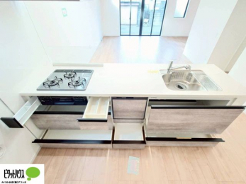 �L�b�`���@�l�C�̃J�E���^�[�L�b�`������́A���r���O�ɂ��邲�Ƒ��̗l�q���f���܂�