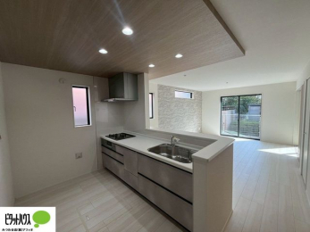 �@16���̃��r���O�́A�Ƌ�̔z�u���l���₷�������`�^�ł��B�߂����₷���Ƒ��݂�Ȃ̌e���̏�ɁB