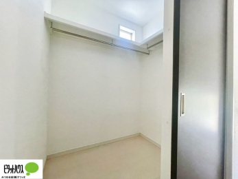 �o���R�j�[�@�傫�ȃE�H�[�N�C���N���[�[�b�g�ɂ́A�G�ߕ��̈ߗނȂǂ܂Ƃ߂Ď��[�ł��A���������L���g���܂�