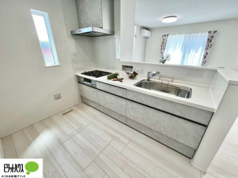 �L�b�`���@�{�H��ʐ^�F�l�C�̃J�E���^�[�L�b�`������́A���r���O�ɂ��邲�Ƒ��̗l�q���f���܂�