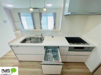 �L�b�`���@�l�C�̃J�E���^�[�L�b�`������́A���r���O�ɂ��邲�Ƒ��̗l�q���f���܂�