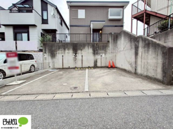 �@�}�ȗ��q����A���Ƒ��̎��]�ԃX�y�[�X�Ƃ��Ă��劈��