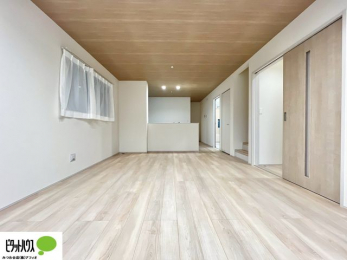 ���r���O�@���R�����������ޒg���ȃ��r���O�B��������ɂ͓Ǐ��₨���Q�ł����Ȃ���̂�т�Ɖ߂����ЂƎ����B