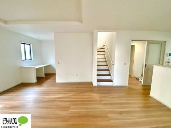 ���r���O�@���R�ƉƑ��̊炪���킹����l�C�̃��r���O�C���K�i�B