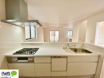 �L�b�`���@�l�C�̃J�E���^�[�L�b�`������́A���r���O�ɂ��邲�Ƒ��̗l�q���f���܂�