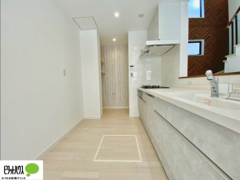 �L�b�`���@�{�H��ʐ^�F�l�C�̃J�E���^�[�L�b�`������́A���r���O�ɂ��邲�Ƒ��̗l�q���f���܂�