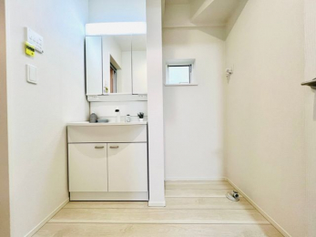 ���̑��@�x�^��b�����E�ϋv���ɗD�ꂽ�{�H���@�B��b�S�؂𒣂苭�x�����߂��x�^��b�̑ψ��Ղ�1�K�̏����S�ʂɎ{�H���A�L���ψ��Ղ̖ʂŌ����̉׏d��n�Ղɓ`���܂��B