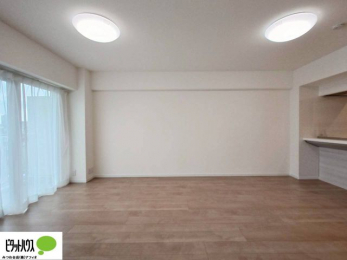 ���r���O�@���R�����������ޒg���ȃ��r���O�B��������ɂ͓Ǐ��₨���Q�ł����Ȃ���̂�т�Ɖ߂����ЂƎ����B