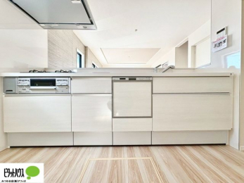 �L�b�`���@�{�H��ʐ^�@�l�C�̃J�E���^�[�L�b�`������́A���r���O�ɂ��邲�Ƒ��̗l�q���f���܂�