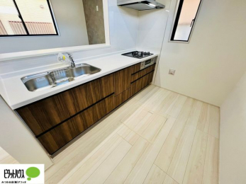 �L�b�`���@�{�H��ʐ^�@�l�C�̃J�E���^�[�L�b�`������́A���r���O�ɂ��邲�Ƒ��̗l�q���f���܂�