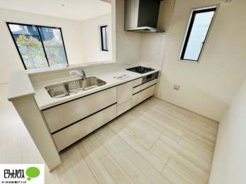 �L�b�`���@�{�H��ʐ^�@�l�C�̃J�E���^�[�L�b�`������́A���r���O�ɂ��邲�Ƒ��̗l�q���f���܂�