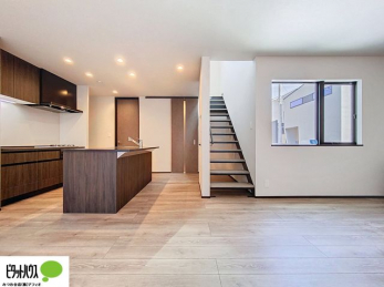 ���r���O�@���R�ƉƑ��̊炪���킹����l�C�̃��r���O�C���K�i�B