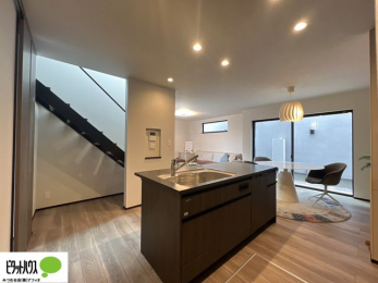 �L�b�`���@�L�b�`������́A���r���O�ɂ��邲�Ƒ��̗l�q���f���܂�