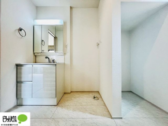 ���r���O�@�傫�ȑ��̂��郊�r���O�͖��邭�A���ʂ����ǂ��A�Ƒ��݂�Ȃ̏΂����������n��܂�