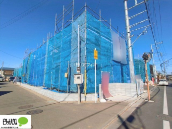 ���r���O�@16���̃��r���O�́A�Ƌ�̔z�u���l���₷�������`�^�ł��B�߂����₷���Ƒ��݂�Ȃ̌e���̏�ɁB