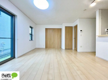 ���r���O�@���R�����������ޒg���ȃ��r���O�B��������ɂ͓Ǐ��₨���Q�ł����Ȃ���̂�т�Ɖ߂����ЂƎ����B