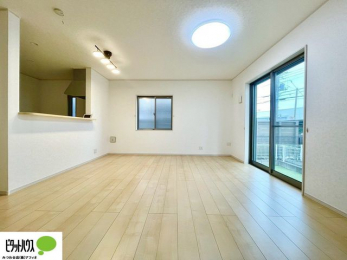 ���̑��@�傫�ȑ��̂��郊�r���O�͖��邭�A���ʂ����ǂ��A�Ƒ��݂�Ȃ̏΂����������n��܂�