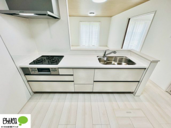 �L�b�`���@�{�H��ʐ^�@�l�C�̃J�E���^�[�L�b�`������́A���r���O�ɂ��邲�Ƒ��̗l�q���f���܂�