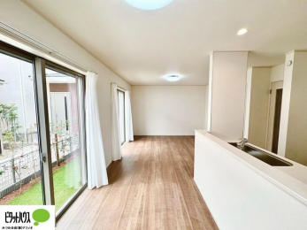 ���r���O�@���R�����������ޒg���ȃ��r���O�B��������ɂ͓Ǐ��₨���Q�ł����Ȃ���̂�т�Ɖ߂����ЂƎ����B