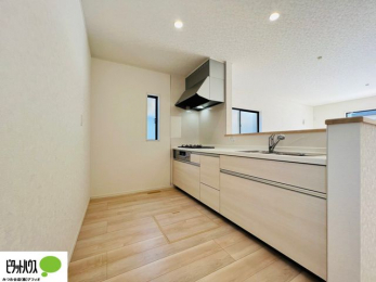 �L�b�`���@�{�H��ʐ^�F�l�C�̃J�E���^�[�L�b�`������́A���r���O�ɂ��邲�Ƒ��̗l�q���f���܂�