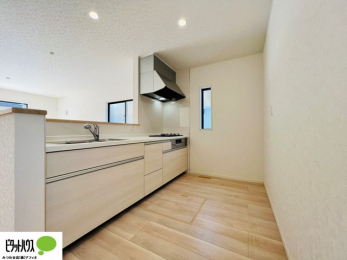 �L�b�`���@�{�H��ʐ^�F�l�C�̃J�E���^�[�L�b�`������́A���r���O�ɂ��邲�Ƒ��̗l�q���f���܂�