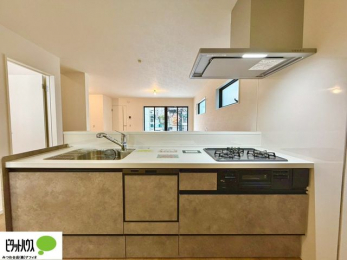 �L�b�`���@�{�H��ʐ^�@�l�C�̃J�E���^�[�L�b�`������́A���r���O�ɂ��邲�Ƒ��̗l�q���f���܂�