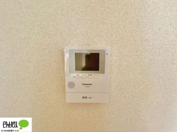 �@������Ԃ����S��TV���j�^�[�t���C���^�[�z��