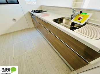 �L�b�`���@�{�H��ʐ^�@�V�z�Ȃ�ł͂̃s�J�s�J�̃L�b�`���͖����̂��������y�������Ă���܂��ˁB