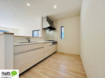 �L�b�`���@�{�H��ʐ^�F�l�C�̃J�E���^�[�L�b�`������́A���r���O�ɂ��邲�Ƒ��̗l�q���f���܂�