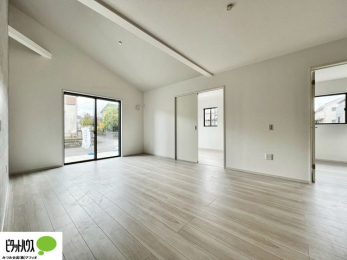 ���̑��@�傫�ȑ�����ۓI�ȃ��r���O�́A�������邢��C�ɂ��Ă���܂��ˁB