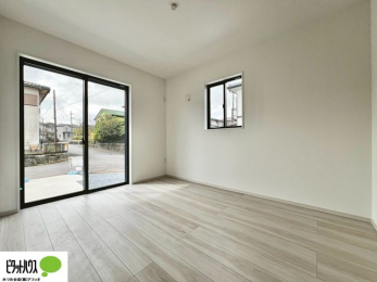 ���[�@�傫�ȑ����疾�邢�z�˂�������܂��B