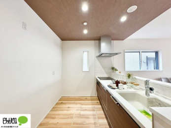 �L�b�`���@�l�C�̃J�E���^�[�L�b�`������́A���r���O�ɂ��邲�Ƒ��̗l�q���f���܂�