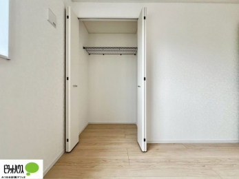 �o���R�j�[�@���ꂼ��̂������Ɏ��[�X�y�[�X������̂Ńv���C�x�[�g�ȉו����g�߂ɒu�����Ƃ��ł��܂��B