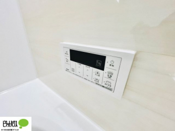 �L�b�`���@�{�H��ʐ^�F�l�C�̃J�E���^�[�L�b�`������́A���r���O�ɂ��邲�Ƒ��̗l�q���f���܂�