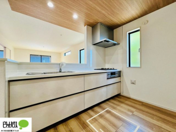 �L�b�`���@�{�H��ʐ^�@�l�C�̃J�E���^�[�L�b�`������́A���r���O�ɂ��邲�Ƒ��̗l�q���f���܂�