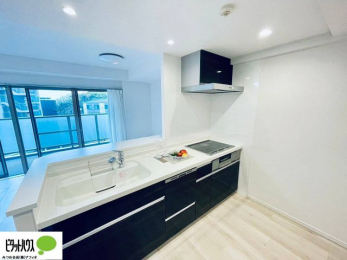 ���ӊ��@�l�C�̃J�E���^�[�L�b�`������́A���r���O�ɂ��邲�Ƒ��̗l�q���f���܂�