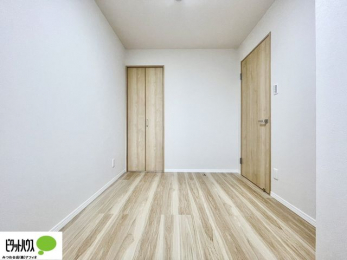 ���[�@�N���[�[�b�g�́A�����E���s��������A��̒����ߗނ����N���N���[�\�ł�