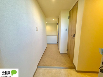 ���ց@����