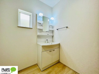 ���r���O�@�傫�ȑ��̂��郊�r���O�͖��邭�A���ʂ����ǂ��A�Ƒ��݂�Ȃ̏΂����������n��܂�