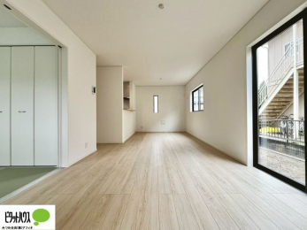 ���r���O�@���R�����������ޒg���ȃ��r���O�B��������ɂ͓Ǐ��₨���Q�ł����Ȃ���̂�т�Ɖ߂����ЂƎ����B