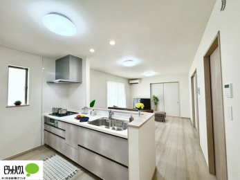 �L�b�`���@�{�H��ʐ^�@�l�C�̃J�E���^�[�L�b�`������́A���r���O�ɂ��邲�Ƒ��̗l�q���f���܂�