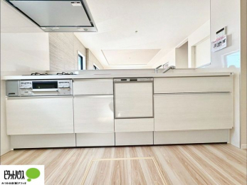 �L�b�`���@�{�H��ʐ^�F�l�C�̃J�E���^�[�L�b�`������́A���r���O�ɂ��邲�Ƒ��̗l�q���f���܂�