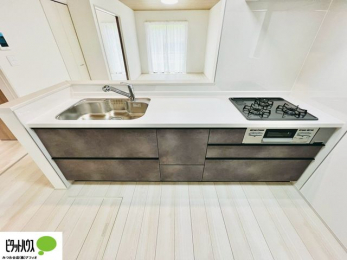 �L�b�`���@�{�H��ʐ^�@�l�C�̃J�E���^�[�L�b�`������́A���r���O�ɂ��邲�Ƒ��̗l�q���f���܂�