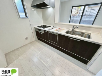 �L�b�`���@�{�H��ʐ^�F�l�C�̃J�E���^�[�L�b�`������́A���r���O�ɂ��邲�Ƒ��̗l�q���f���܂�