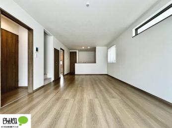 ���r���O�@19.1���̃��r���O�́A�Ƌ�̔z�u���l���₷�������`�^�ł��B�߂����₷���Ƒ��݂�Ȃ̌e���̏�ɁB