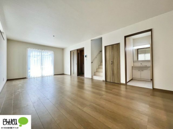 ���r���O�@�傫�ȑ��̂��郊�r���O�͖��邭�A���ʂ����ǂ��A�Ƒ��݂�Ȃ̏΂����������n��܂�