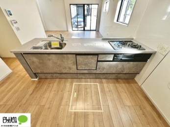 �L�b�`���@�{�H��ʐ^�@�V�z�Ȃ�ł͂̃s�J�s�J�̃L�b�`���͖����̂��������y�������Ă���܂��ˁB