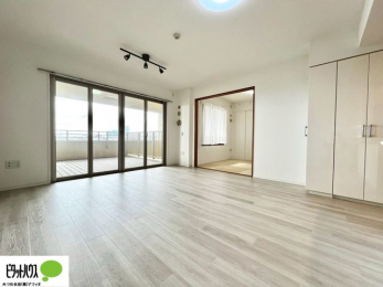 ���r���O�@�傫�ȑ��̂��郊�r���O�͖��邭�A���ʂ����ǂ��A�Ƒ��݂�Ȃ̏΂����������n��܂�