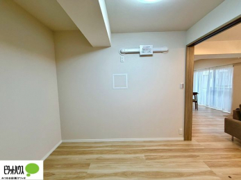 ���̑����ρ@���r���O���ɂ͗m�����B�h�A���J���āA����ɍL����Ԃɂ��邱�Ƃ��\�ł��B